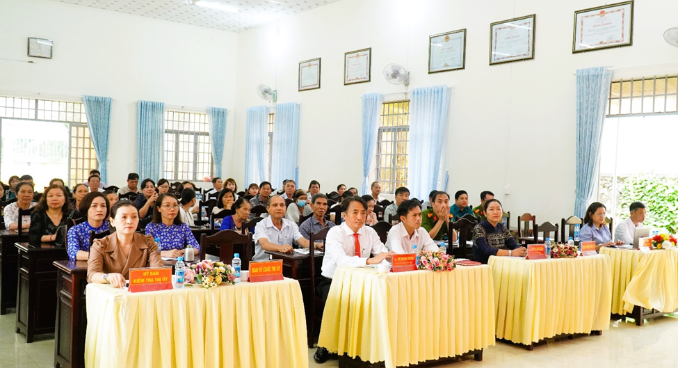 Đảng bộ phường Phú Đức trao tặng huy hiệu đảng đợt 19/5/2025