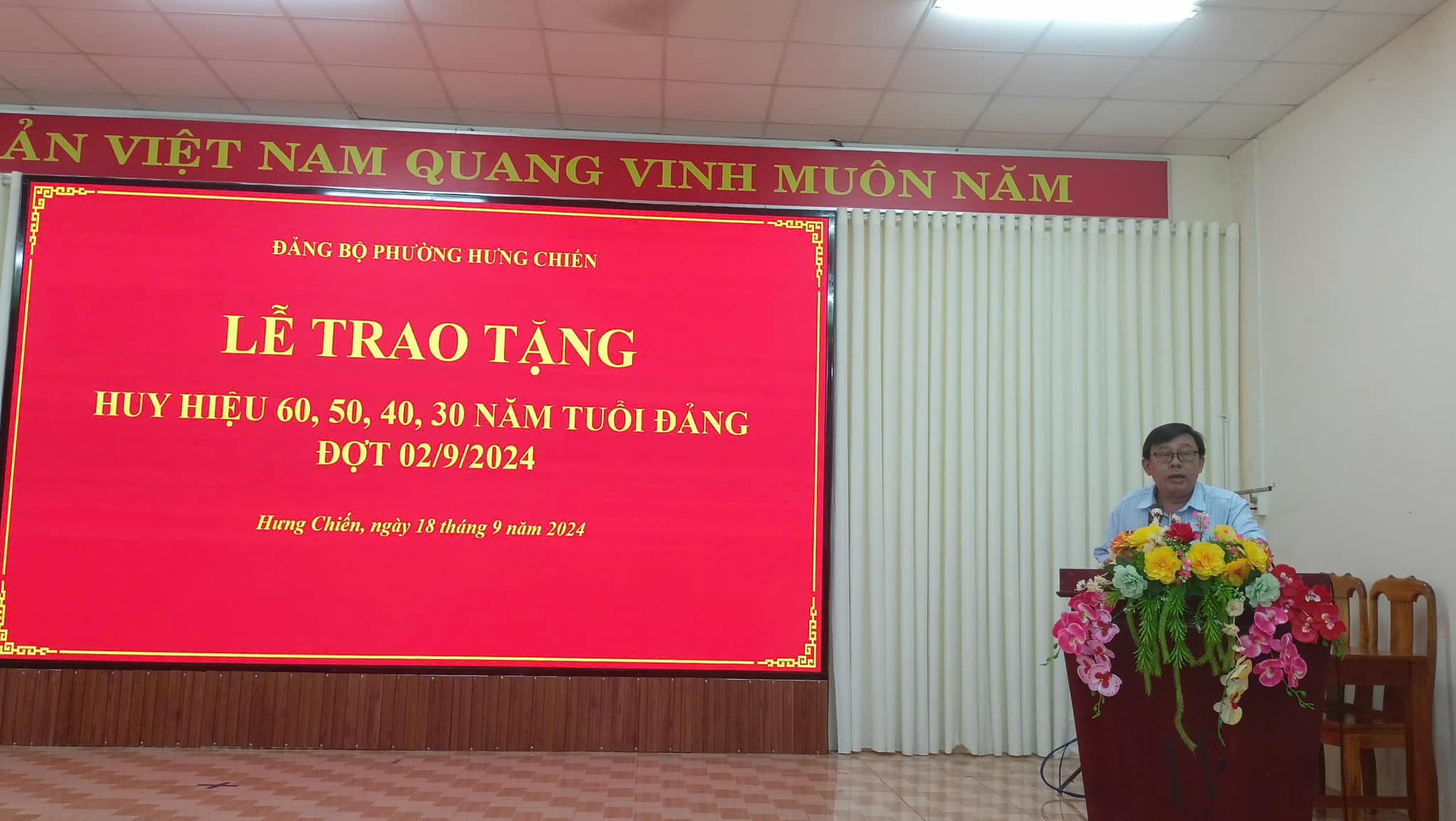 ĐẢNG ỦY PHƯỜNG HƯNG CHIẾN TỔ CHỨC LỄ TRAO TẶNG HUY HIỆU ĐẢNG ĐỢT 2-9 CHO 07 ĐẢNG VIÊN