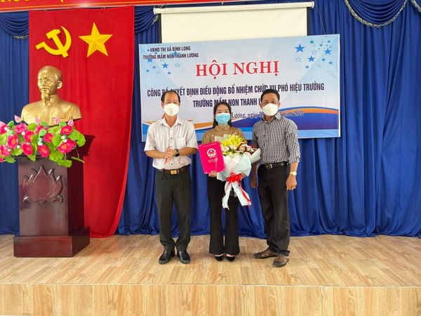 Lãnh đạo UBND thị xã, Phòng Giáo dục - Đào tạo trao Quyết định và tặng hoa chúc mừng Phó Hiệu trưởng trường MN Thanh Lương
